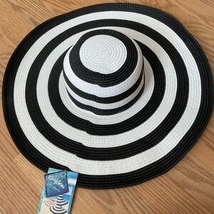NWT Surf Gear Women's Wide Brim Floppy Beach Hat Black and White Striped OS